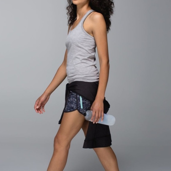 Lululemon Tracker Short II *4-way Stretch
Rocky Road Sand Dune Toothpaste/ Black - Picture 6 of 7